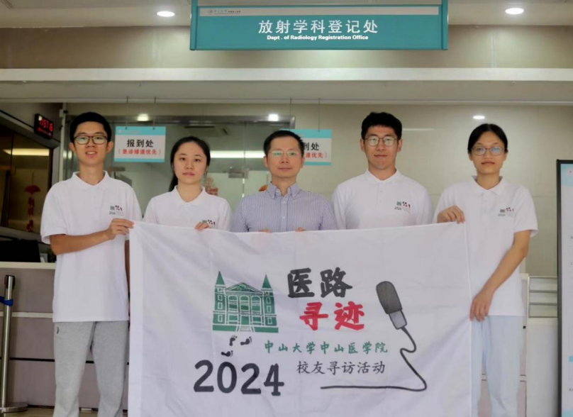 覃杰医生与寻访小队合影