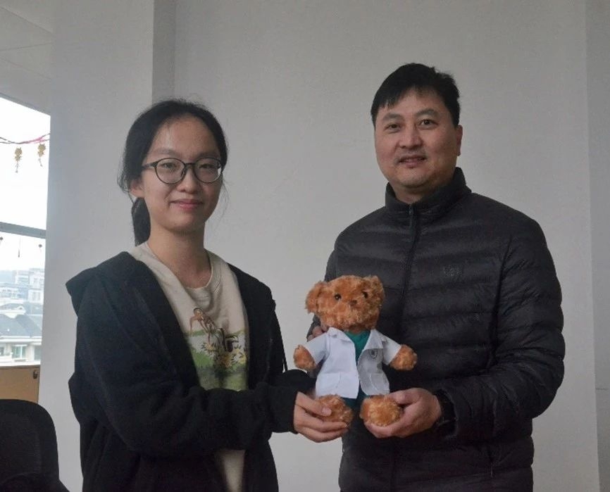 采访组员将中山医小熊赠予马师兄